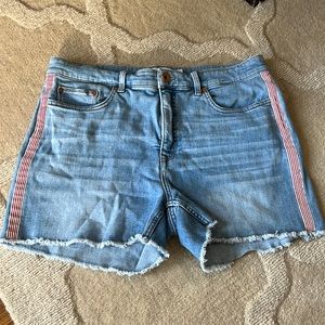 Vineyard Vines- Jean shorts with ribbon red and white stripes. Size 31.